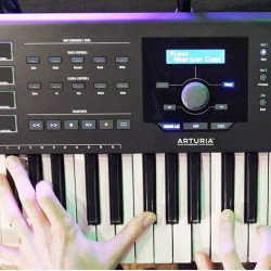 Надія Бондарець про сучасну MIDI-клавіатуру Arturia KeyLab 49 MKII